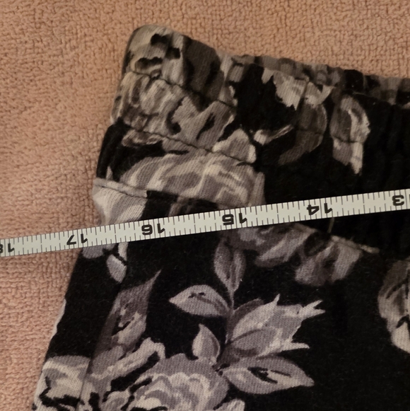 Cynthia Rowley Black and White Floral Joggers (Size Large) - Picture 10 of 14